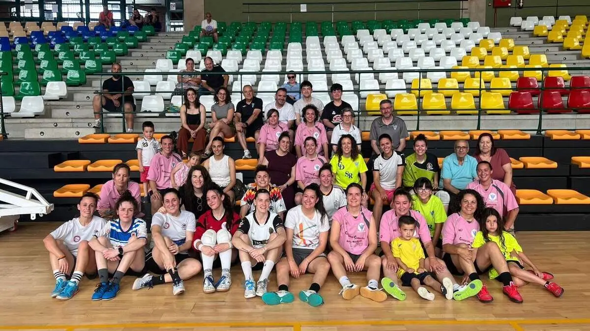 Una de las fotos de familia de la jornada de despedida con las integrantes de equipos femeninos y amigos