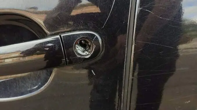 Cerradura totalmente destrozada del veh&iacute;culo afectado&nbsp;