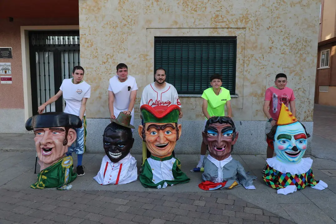 Cabezudos de Carbajosa en la Plaza Mayor3