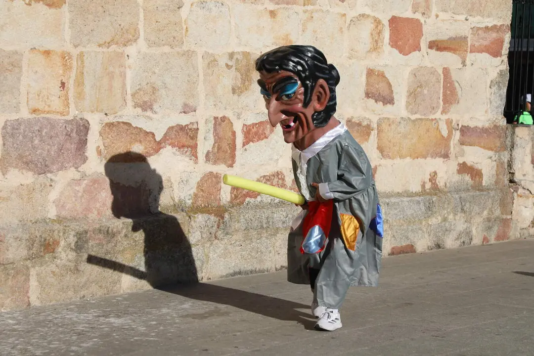 Cabezudos de Carbajosa en la Plaza Mayor7