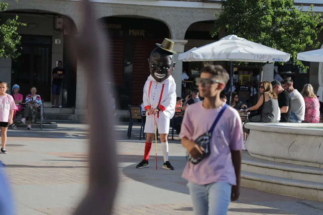 Cabezudos de Carbajosa en la Plaza Mayor13