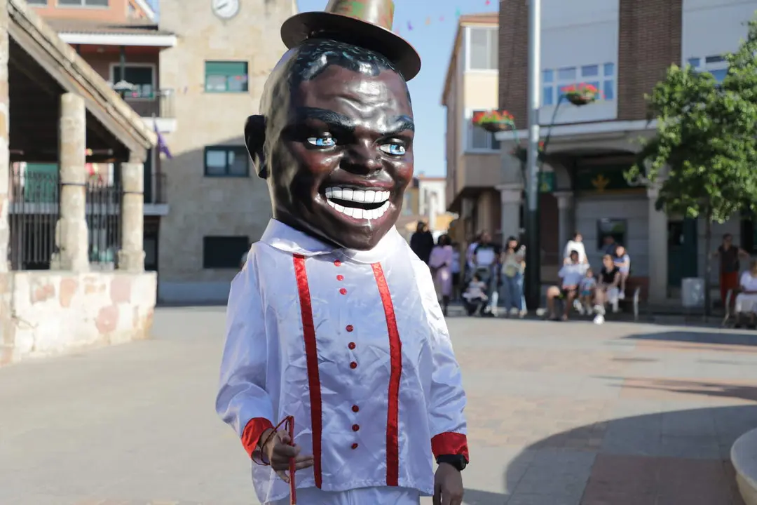 Cabezudos de Carbajosa en la Plaza Mayor16