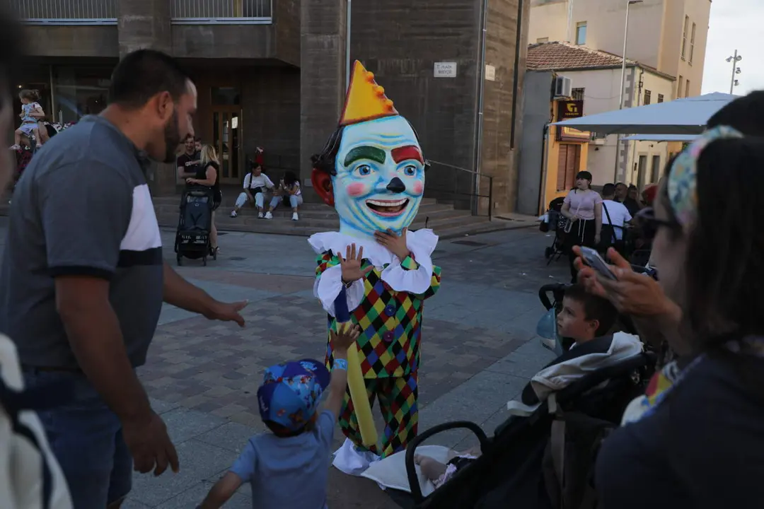 Cabezudos de Carbajosa en la Plaza Mayor17