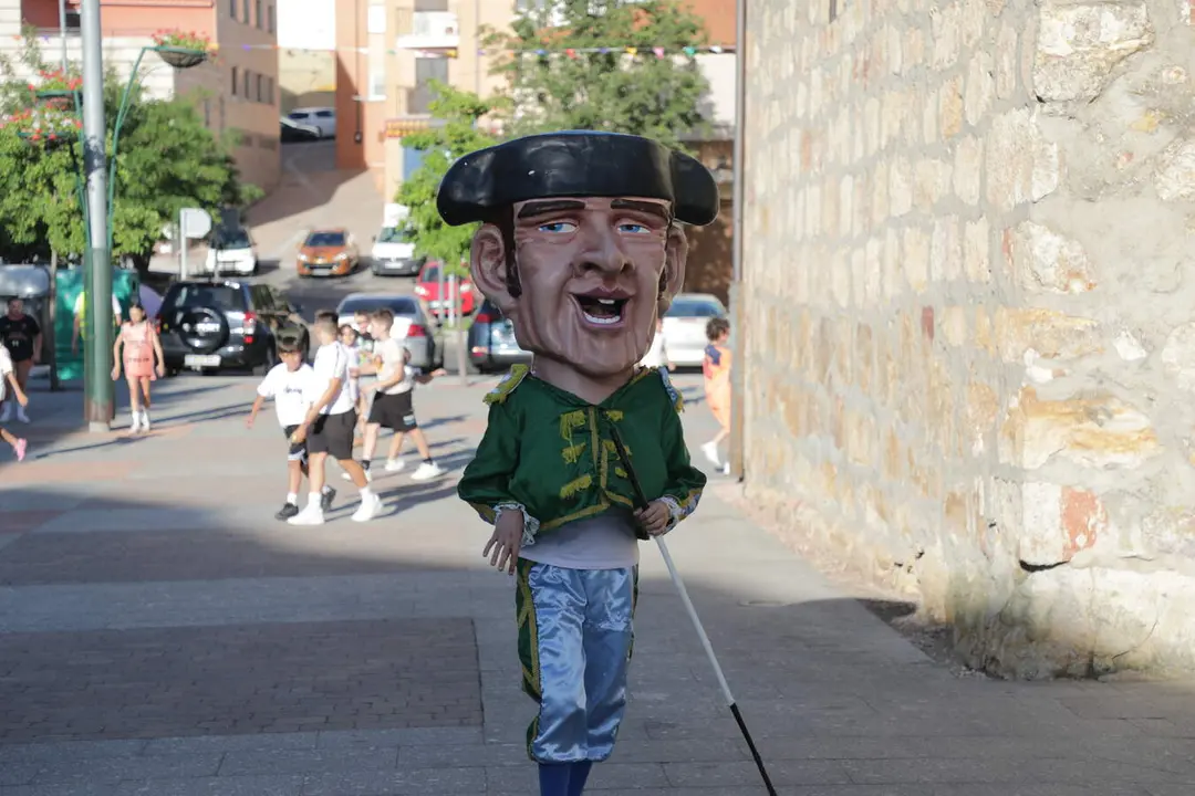 Cabezudos de Carbajosa en la Plaza Mayor18
