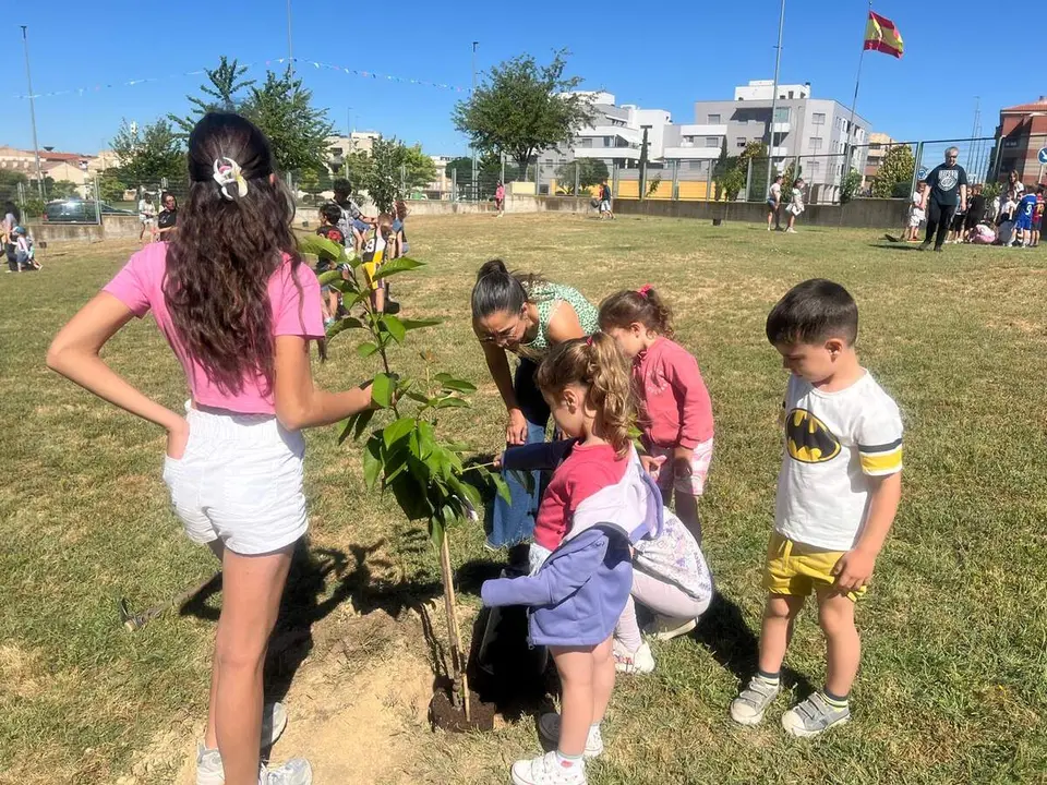 Jornada de plantaci&oacute;n de &aacute;rboles en Carbjosa (10)