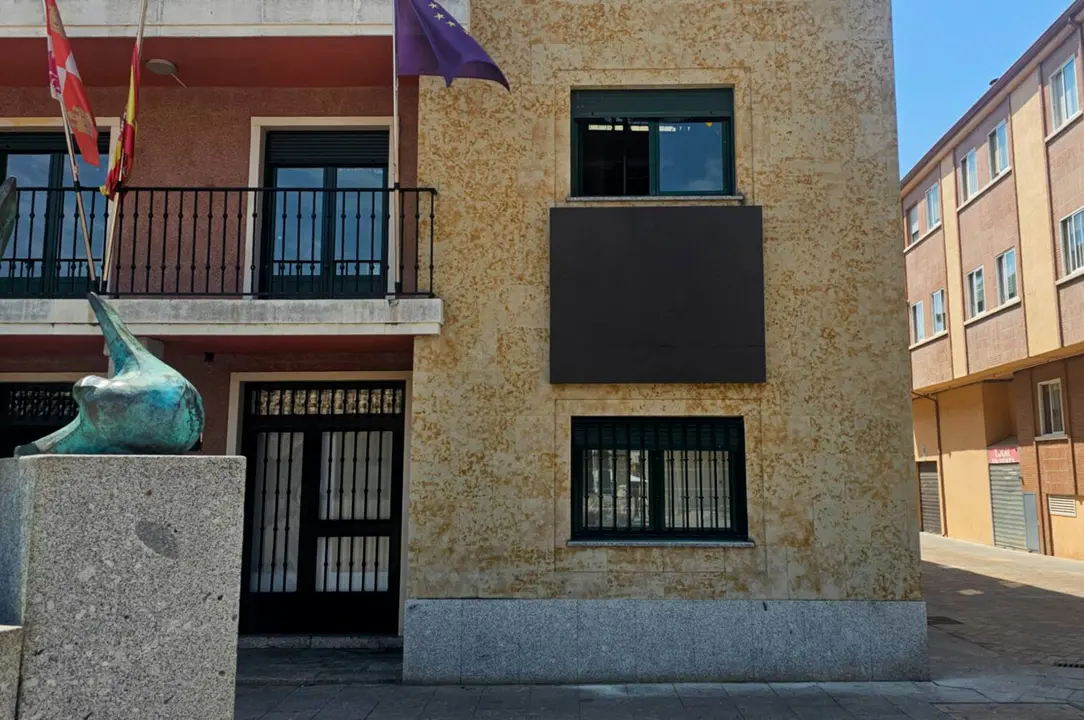Pnatlla LEd instalada en la fachada del Ayuntamiento