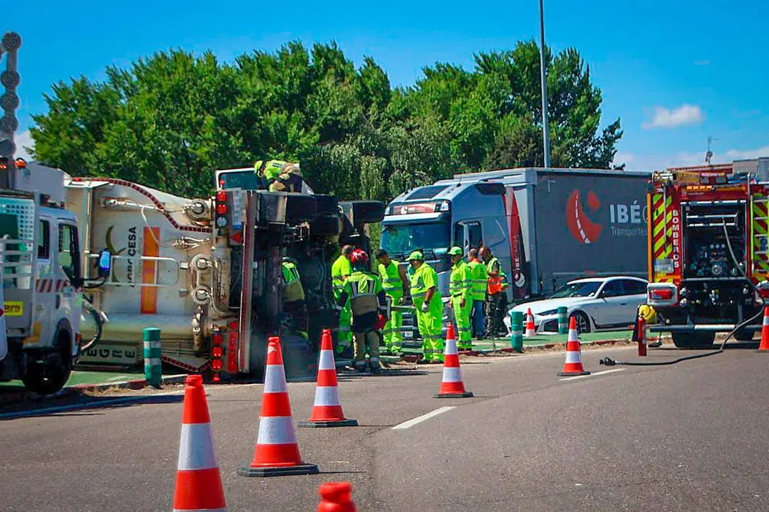 Los servicios de emergencia trabajando en el lugar del accidente | Foto: Salamanca24Horas