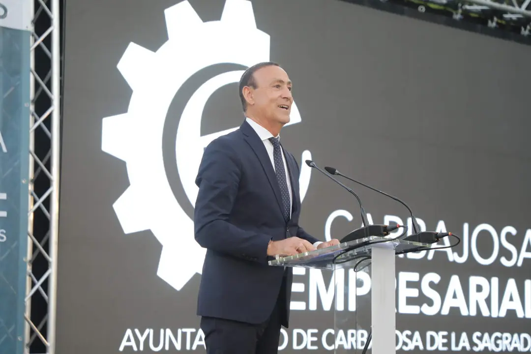 El alcalde de Carbajosa, Pedro Samuel Mart&iacute;n, durante su intervenci&oacute;n el la Gala Carbajosa Empresarial 2026