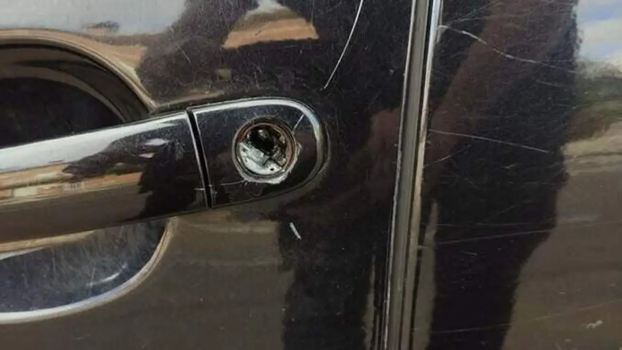 Cerradura totalmente destrozada del veh&iacute;culo afectado&nbsp;
