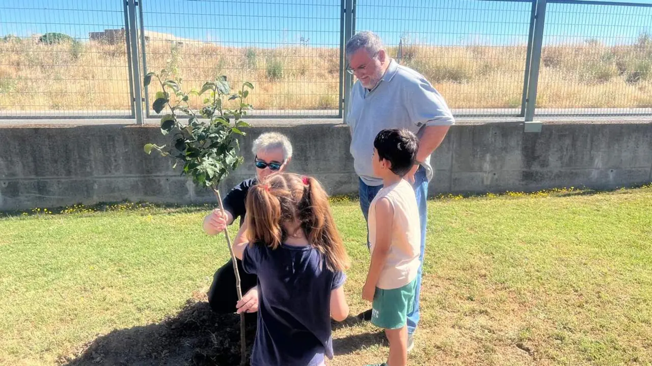 El primer teniente de alcalde, Jos&eacute; &Aacute;lvarez, y el edil de parques y jardines, &Aacute;ngel Manso, junto a los escolares durante la plantaci&oacute;n de &aacute;rboles