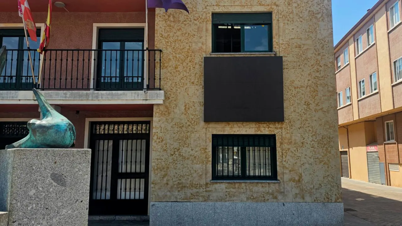 Pnatlla LEd instalada en la fachada del Ayuntamiento