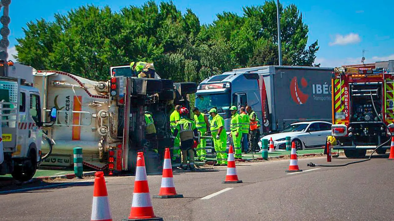 Los servicios de emergencia trabajando en el lugar del accidente | Foto: Salamanca24Horas