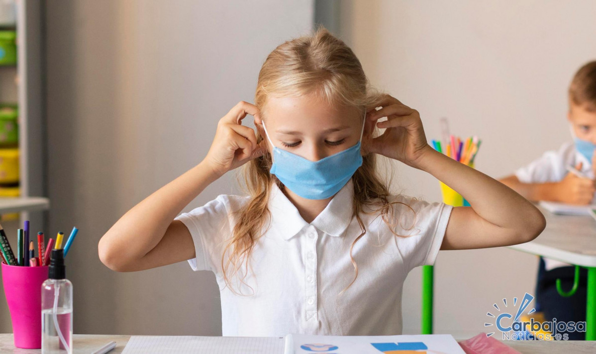 Front view kids protecting themselves with medical masks (1)