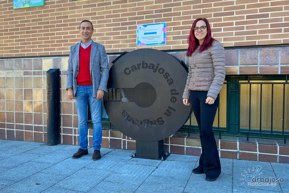 Pedro Samuel Martín, alcalde de Carbajosa, junto a Noemí Fernández, concejala de igualdad.