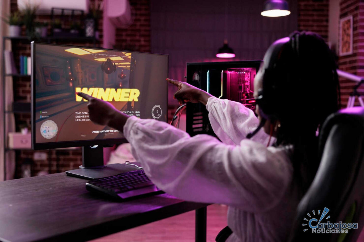 Streamer mujer jugando torneo videojuegos computadora celebrando victoria jugadora ganadora campeonato juegos accion divirtiendose competencia juegos linea pc 482257 45726