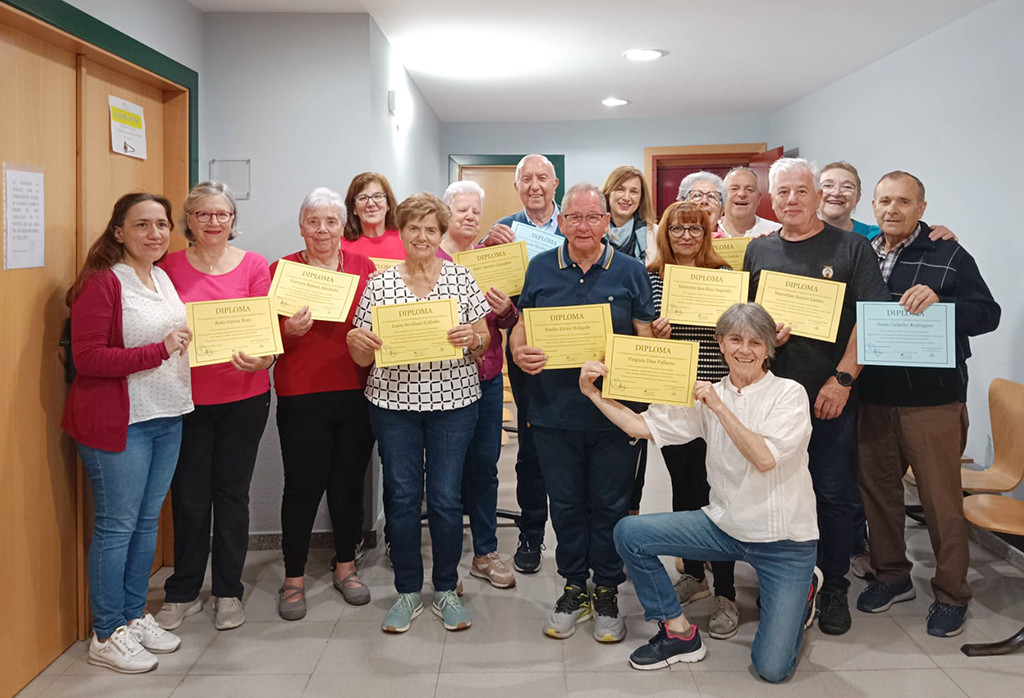 Asistentes mostrando sus diplomas