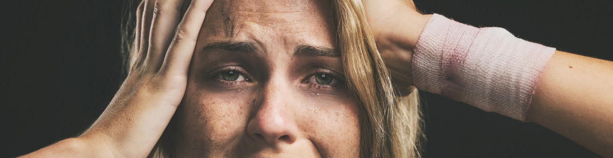 Suicidio depresion tristeza mujer victima violencia estudio sobre fondo oscuro ansiedad salud mental dolor mujer que piensa muerte mientras sufre dolor o ira