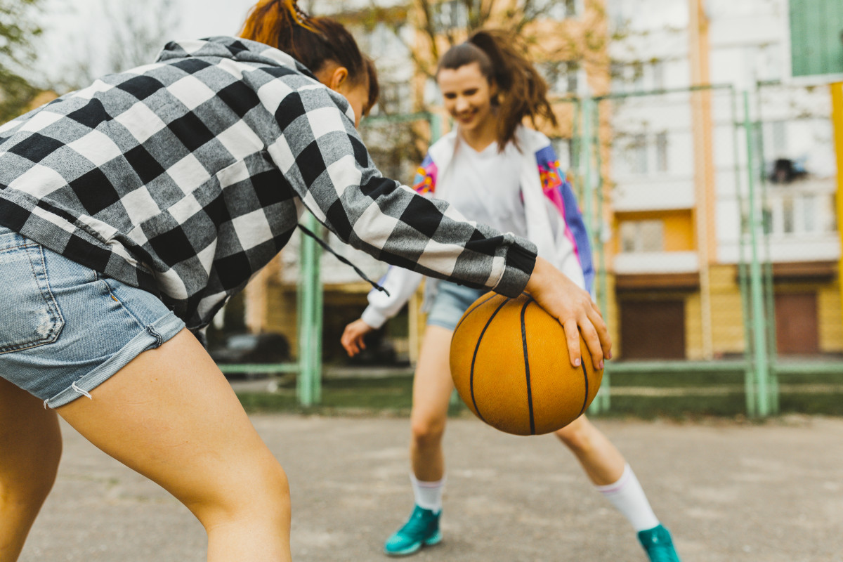 Chicas jugando baloncesto