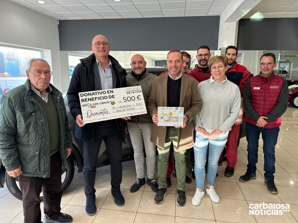 El equipo de Nani Grupo Empresarial entrega un cheque de 500€ a Pyfano