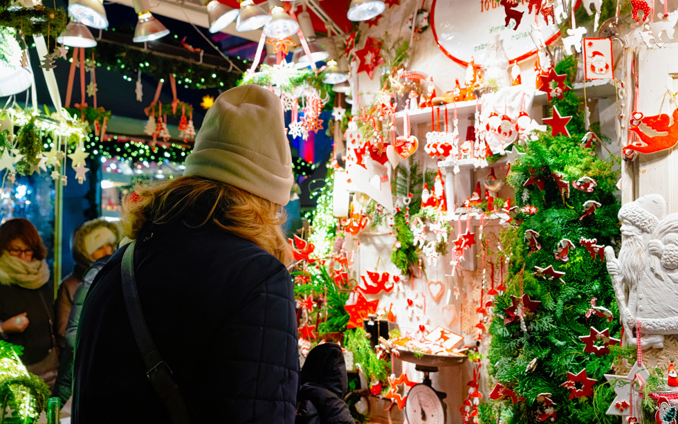 Mujer decoracion arbol navidad ceramica mercado navideno gendarmenmarkt winter berlin alemania feria adviento decoracion ceramica puestos articulos artesanales bazar