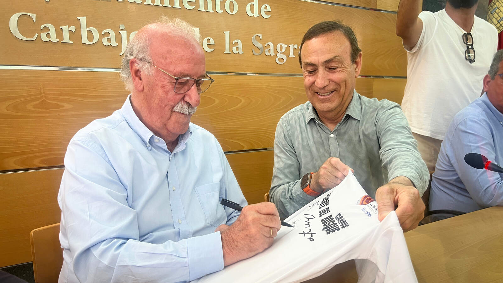 El exseleccionador nacional, firmando una camiseta dedicada al municipio de Carbajosa