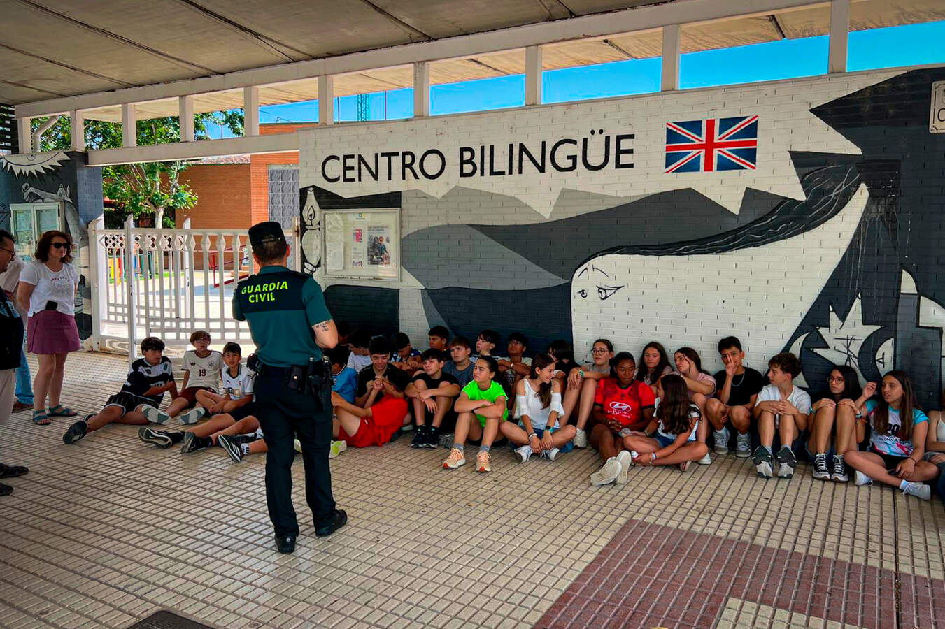Alumnos del CEIP Pablo Picasso durante las explicaciones de la Guardia Civil