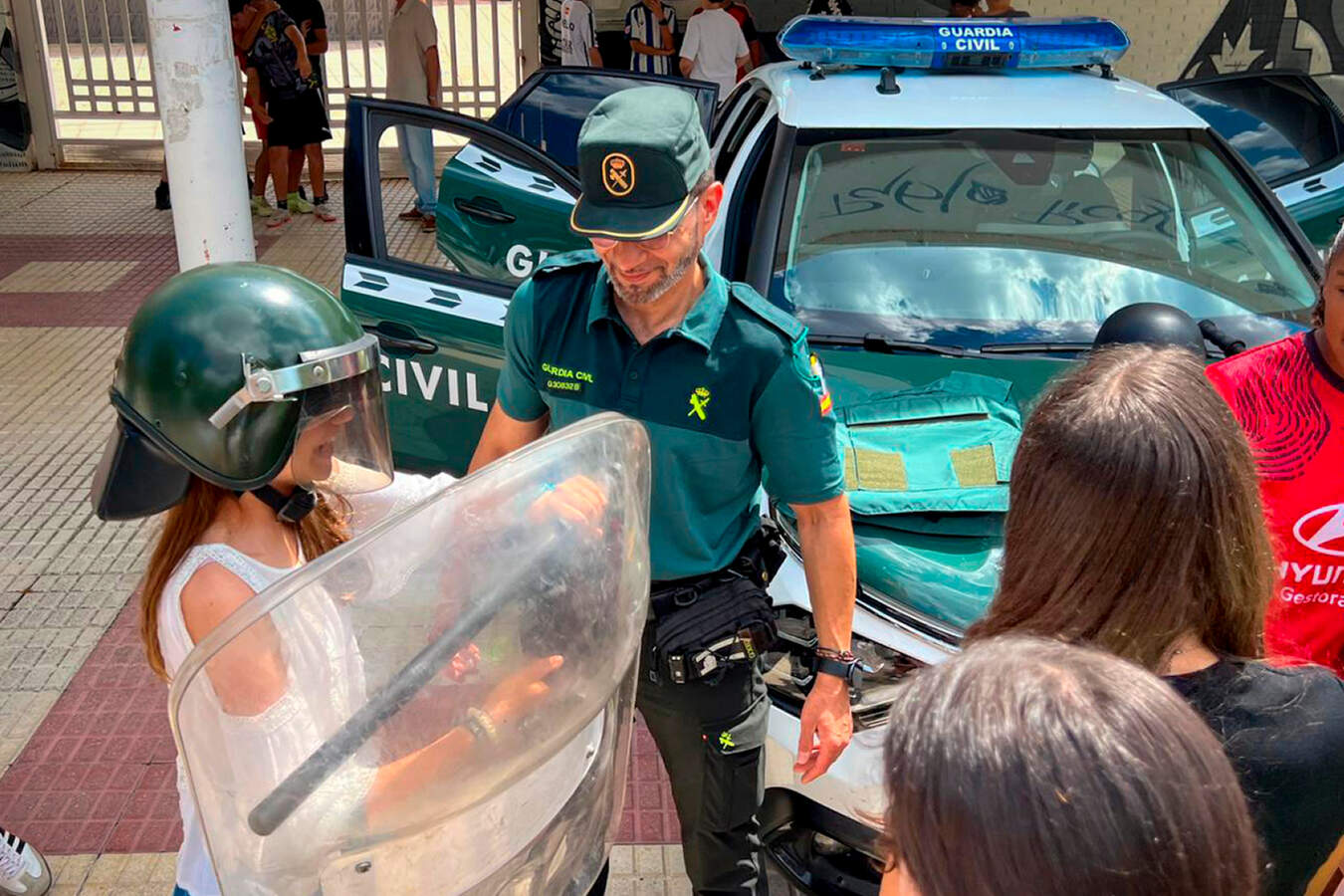 Alumnos del CEIP Pablo Picasso durante la exhibición de materiales de la Guardia Civil