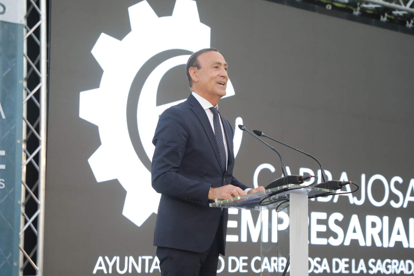 El alcalde de Carbajosa, Pedro Samuel Martín, durante su intervención el la Gala Carbajosa Empresarial 2026