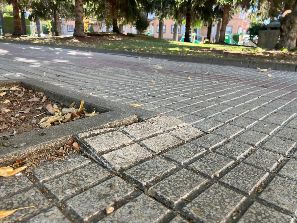 Estado actual del acerado de la Plaza de Castilla y León